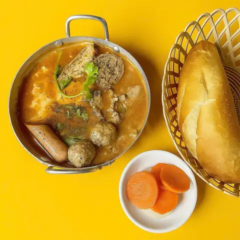 Hình ảnh Cô Tuyết - Bò Kho & Bánh Mì Chảo - Hồ Bá Phấn 