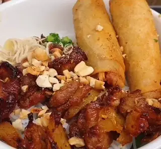 Bún thịt nướng + chả giò - 45.000 ₫ tại Thảo Sương - Bún Thịt Nướng - Thái Ly