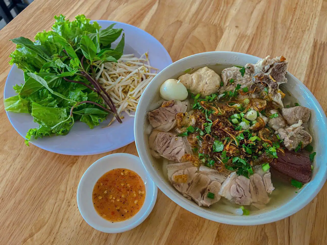 Tô đặc biệt siêu topping - 90.000 ₫ tại Bánh Canh Sạch, Cơm Tấm & Bún Thịt Nướng - Đường Số 14