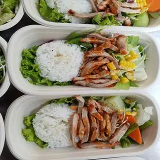 Hình ảnh Cơm trắng - xá xíu rau củ