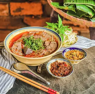 Bún bò nạm gân chả - 55.000 ₫ tại Bếp O Thanh - Bún Bò Huế - Út Tịch