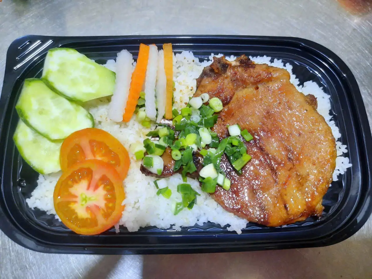 Cơm sườn ( có canh ) - 40.000 ₫ tại Cô Thuỷ - Cơm Tấm & Bún Thịt Nướng - Nguyễn Hữu Cảnh