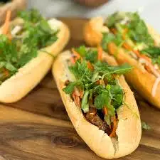 Hình ảnh Bánh mì gà đồi sốt tiêu