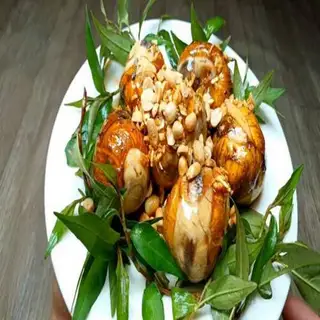 Hột vịt lộn rang me - 17.000 ₫ tại Ăn Vặt Ngọc Nhi - Bánh Tráng Trộn, Chân Gà Sốt Thái & Trà - Lê Văn Lương