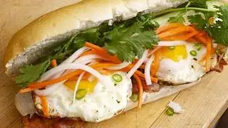 Bánh mì ốp la 2 trứng - 25.000 ₫ tại Bánh Mì Cô Hương - Nguyễn Du