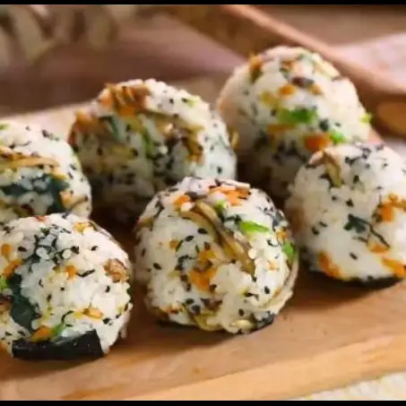 Hình ảnh Cơm Nắm Cá Ngừ