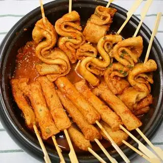 Hình ảnh Chả cá que Hàn quốc nấu sốt cay 