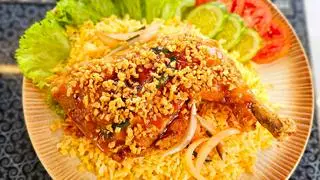 Hình ảnh cơm gà sốt mắm tỏi đùi nhỏ 