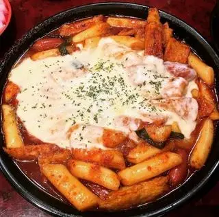 Hình ảnh tokbokki phủ pho mai 