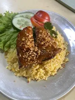 Hình ảnh Cơm chiên gà xối mỡ nhỏ (đùi tỏi/má đùi)