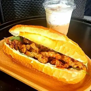 Hình ảnh Bánh mì chả cá biển
