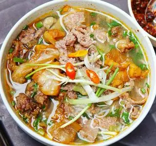 Hình ảnh Bún Bò Tái Mỡ Nổi