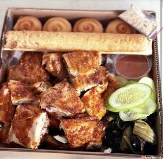 Hình ảnh Combo 1 : 1 con gà + 1 ống cơm lam + 4 bánh bao