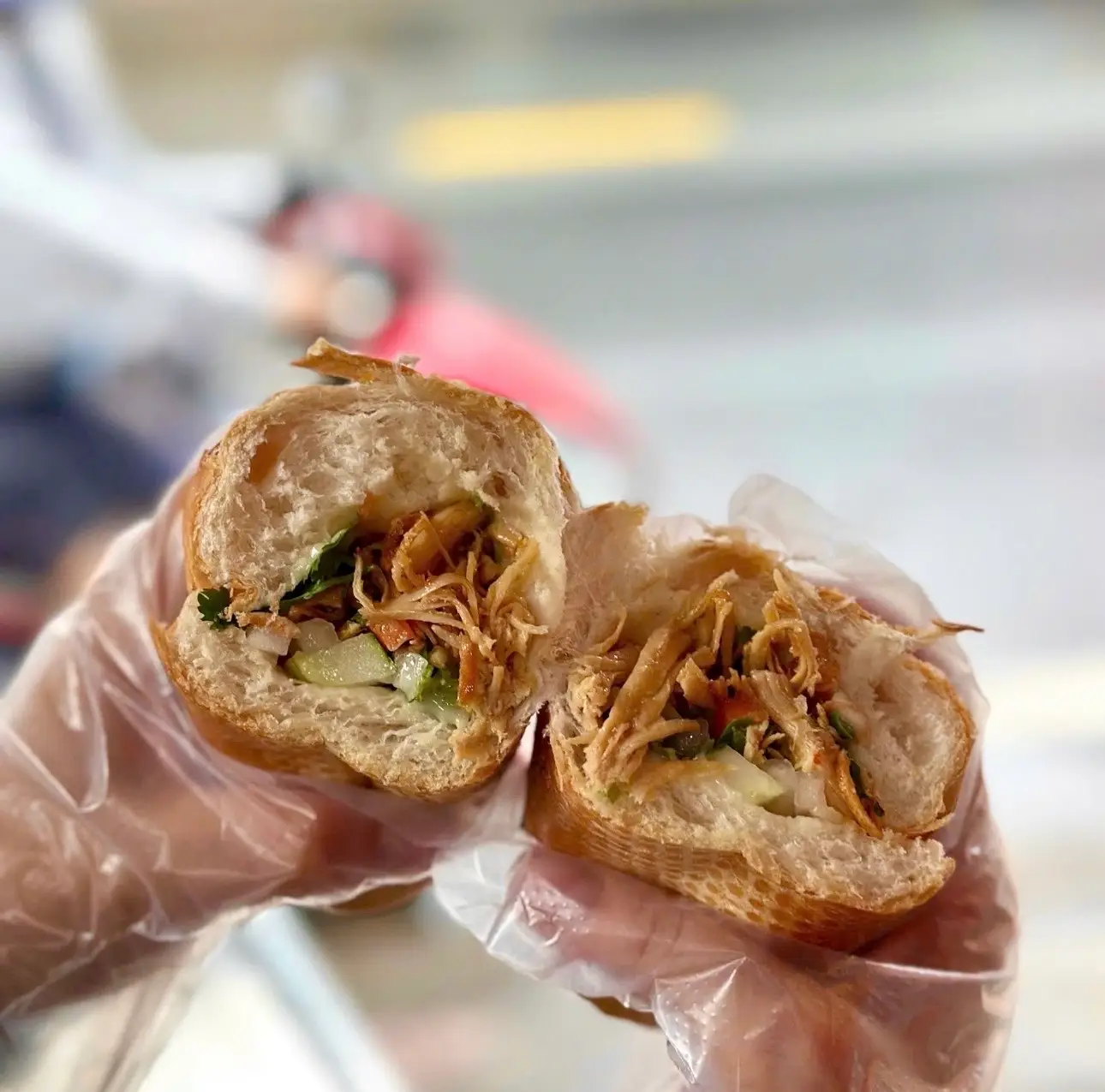 Hình ảnh Bánh mì gà xé