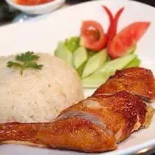 Hình ảnh Cơm gà xối mỡ kiểu Hoa