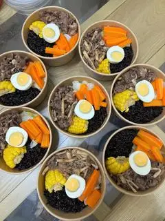 Hình ảnh Cơm gạo lứt thịt thăn xào ớt chuông