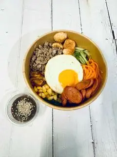 Hình ảnh Đặc biệt cơm trộn cá viên, xúc xích, thịt bò