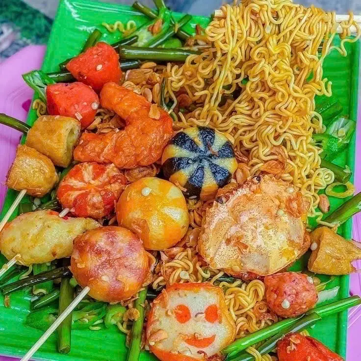 Hình ảnh Mì trộn viên chiên tá lả siêu to khổng lồ