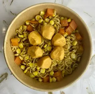 Hình ảnh Mì trộn tôm viên surimi