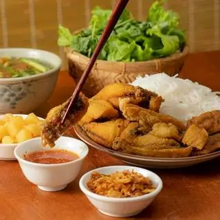 Hình ảnh Bún cá nước đầy đủ - chả cá
