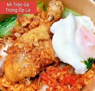 Hình ảnh Mì Trộn Gà Chiên Trứng Ốp La 