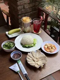 Hình ảnh Mâm 1: Gồm 1 phần cơm đầy đủ + 1 Nước tuỳ chọn + 1 trái cây cắt sẵn 700ml