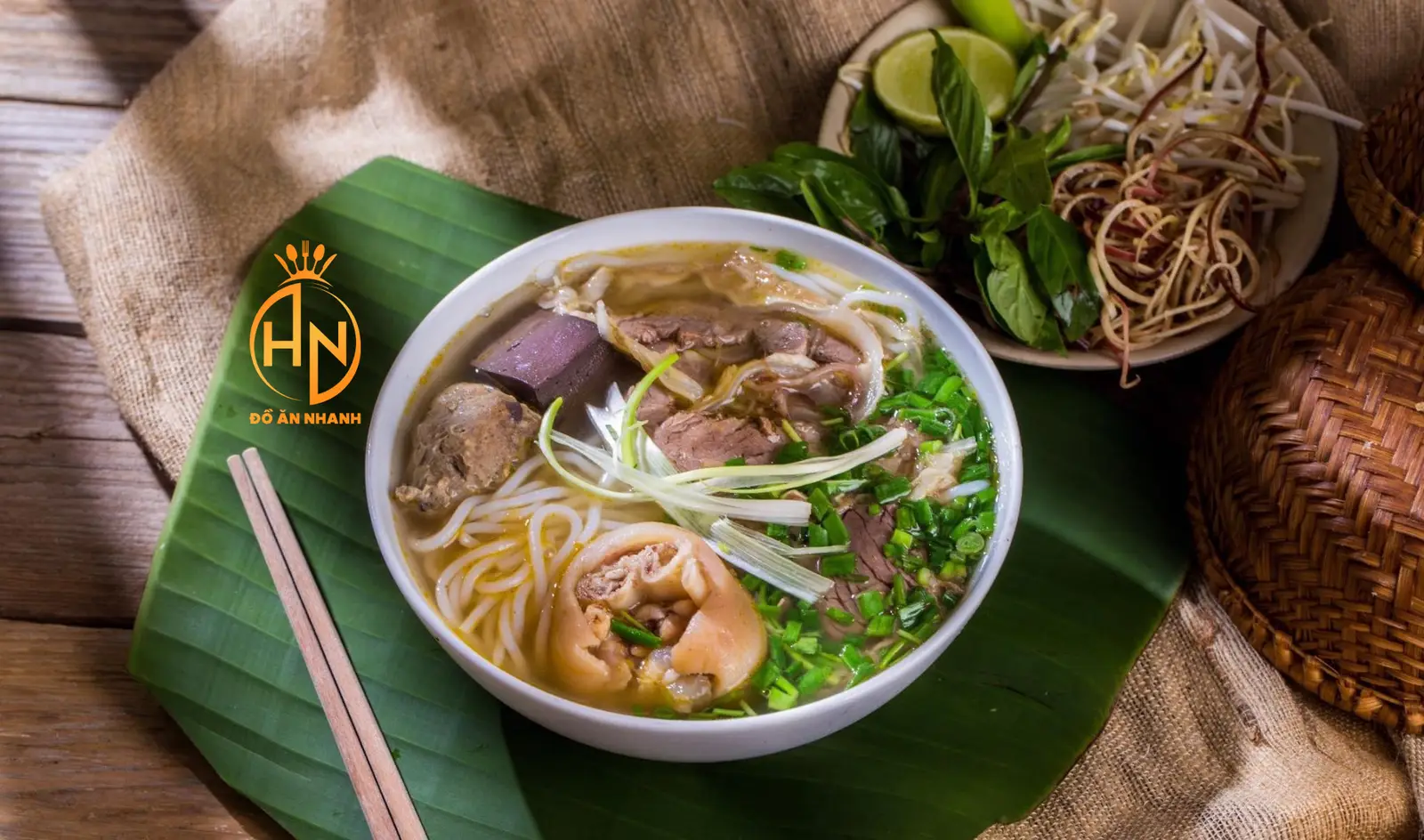 Hình ảnh Bún bò Huế đầy đủ - Kèm nước ngọt - Tiết trần