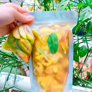 Hình ảnh 1 gói to Chân gà xả tắc rút xương mix cóc kèm sốt chấm