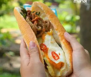 Hình ảnh Bánh mì chả cá trứng