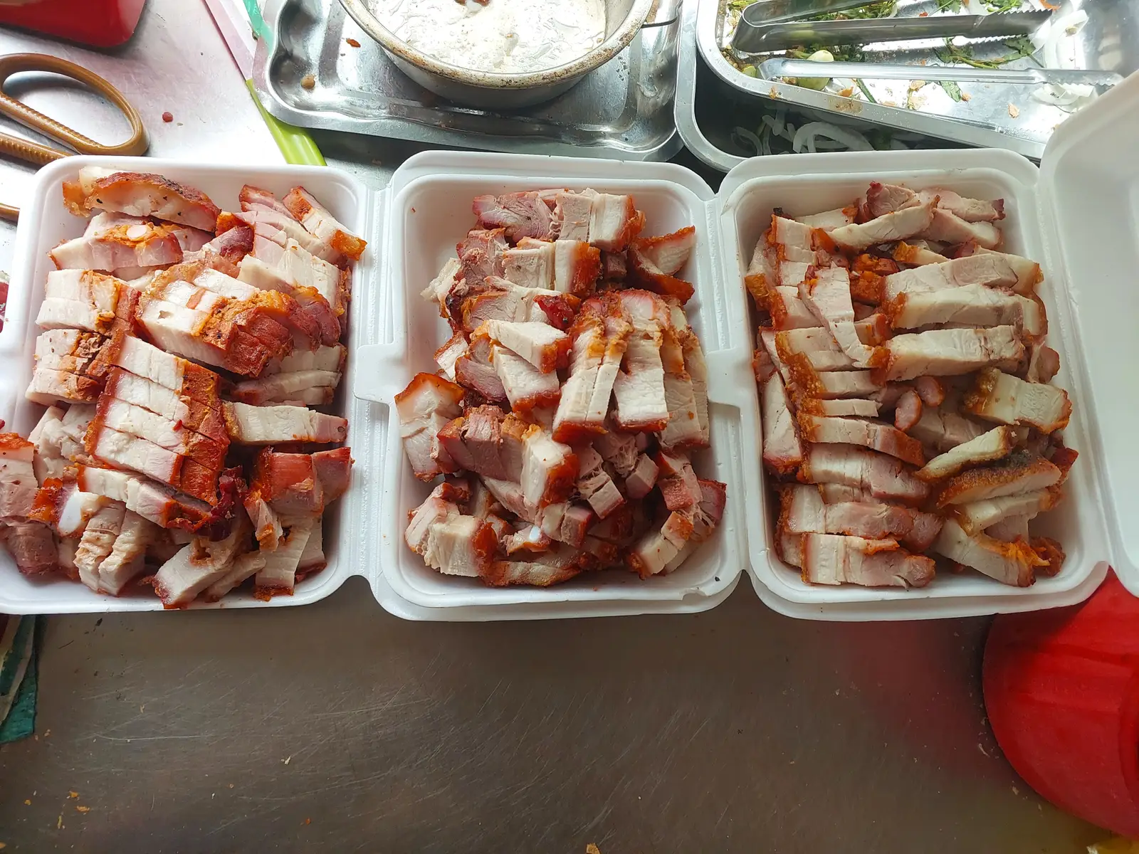 Hình ảnh Heo quay ba rọi rút sườn (tặng kèm dưa leo nước chấm)