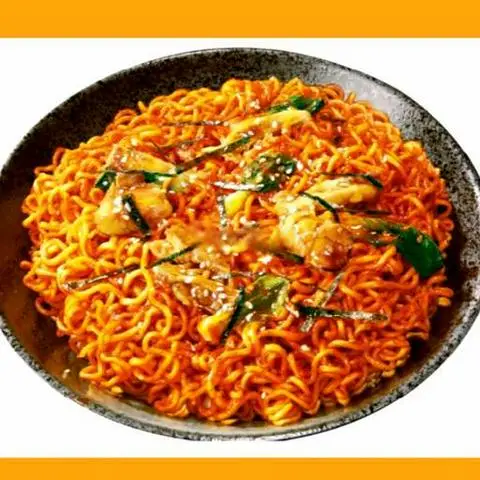 Hình ảnh Mì trộn gà cay trứng muối
