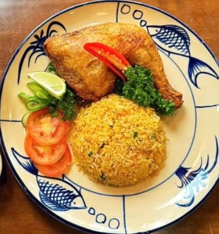 Hình ảnh cơm đùi gà góc tư xối mỡ 