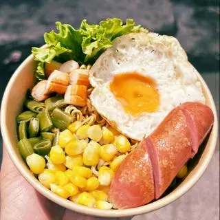 Hình ảnh Mì trộn Indomie - trứng thanh cua xúc xích