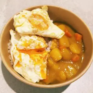 Hình ảnh Cơm cà ri trứng ốp (2 trứng)