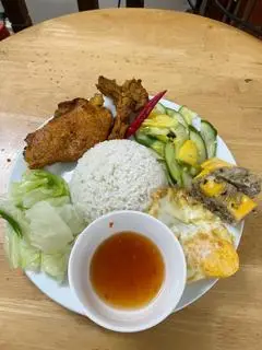 Hình ảnh Cơm tấm sườn cốt lết - ốp la