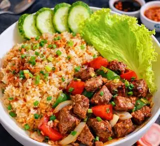 Hình ảnh Cơm Chiên Tỏi Bò Lúc Lắc 