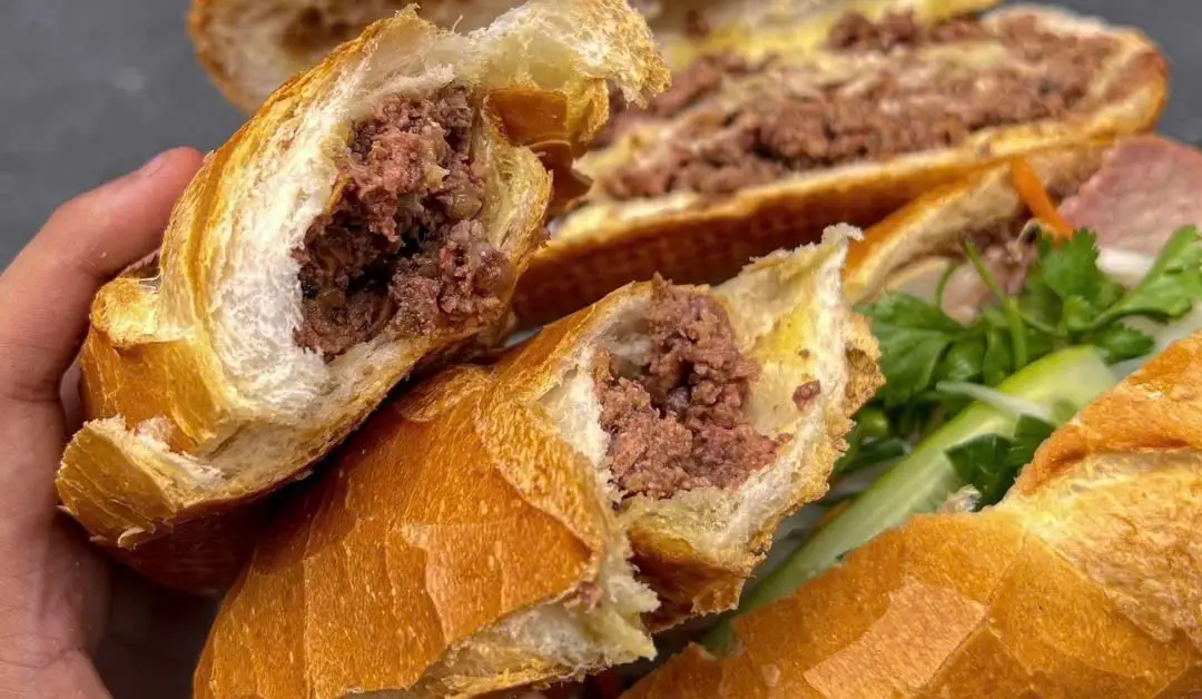 Hình ảnh Bánh mì pate bơ