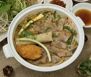 Hình ảnh Bún bò Huế - Nạm & Chả cua & Chả lá