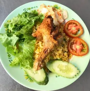 Hình ảnh Cơm chiên trứng tỏi - đùi gà vừa