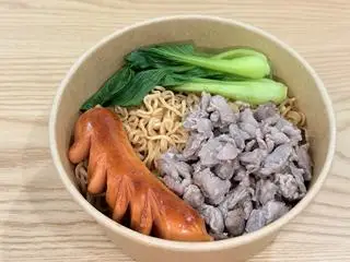 Hình ảnh Mì trộn xốt tôm - xúc xích - bò