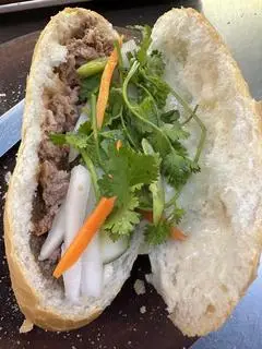 Hình ảnh Bánh mì cá hộp