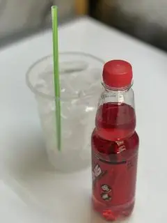 Hình ảnh Sting kèm ly đá