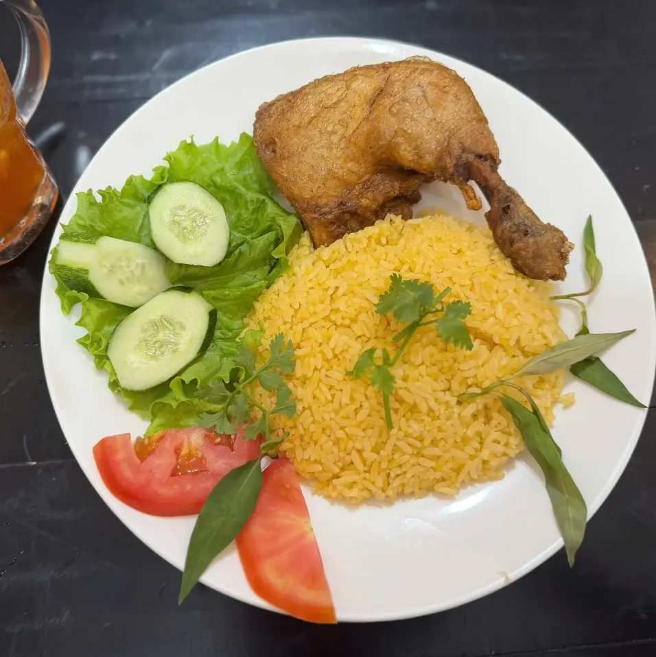 Hình ảnh cơm gà xối mỡ góc tư 