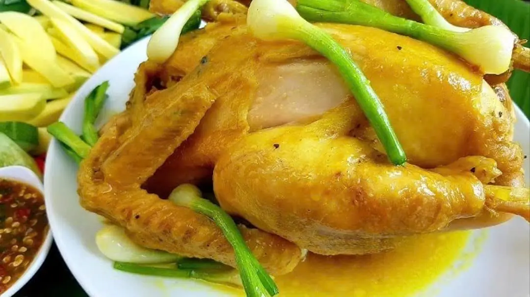 Hình ảnh Gà hấp hành lá nguyên con (rất mềm ko dai)
