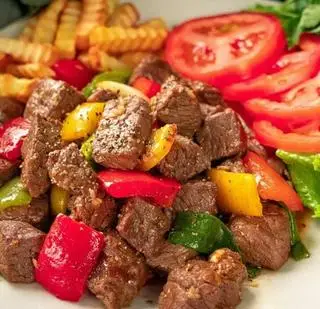Hình ảnh Bò lúc lắc bánh mì hoặc khoai tây ( chọn 1 trong 2 )