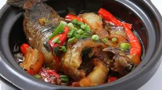 Hình ảnh cơm cá rô kho tộ