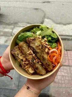 Hình ảnh Bún trộn nem rán