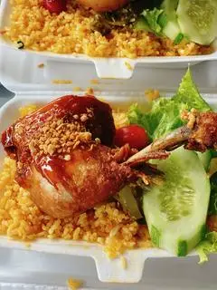 Hình ảnh Cơm gà đùi Mắm tỏi Tặng Kèm canh rong biển