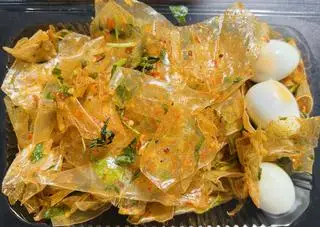 Hình ảnh Bánh tráng dẻo trộn muối - ớt sa tế