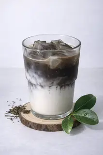 Hình ảnh Houjicha latte sữa yến mạch (tem conan)